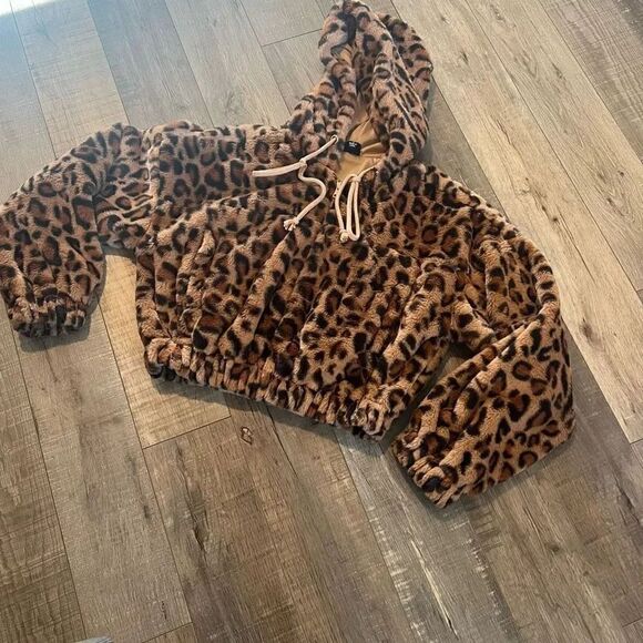 IJOAH Jackets & Blazers - IJOAH Leopard
Hoodie Faux crop size s